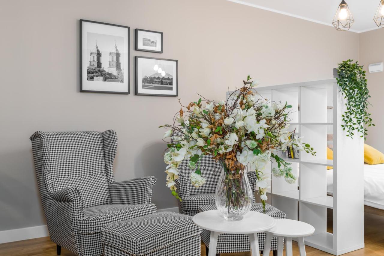 Apartament Black & White Mostowa By Renters Poznan Bagian luar foto
