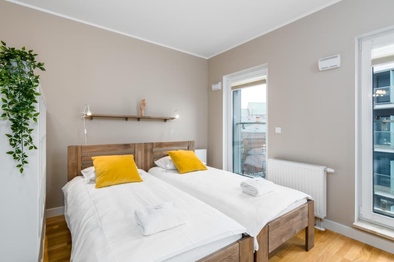 Apartament Black & White Mostowa By Renters Poznan Bagian luar foto