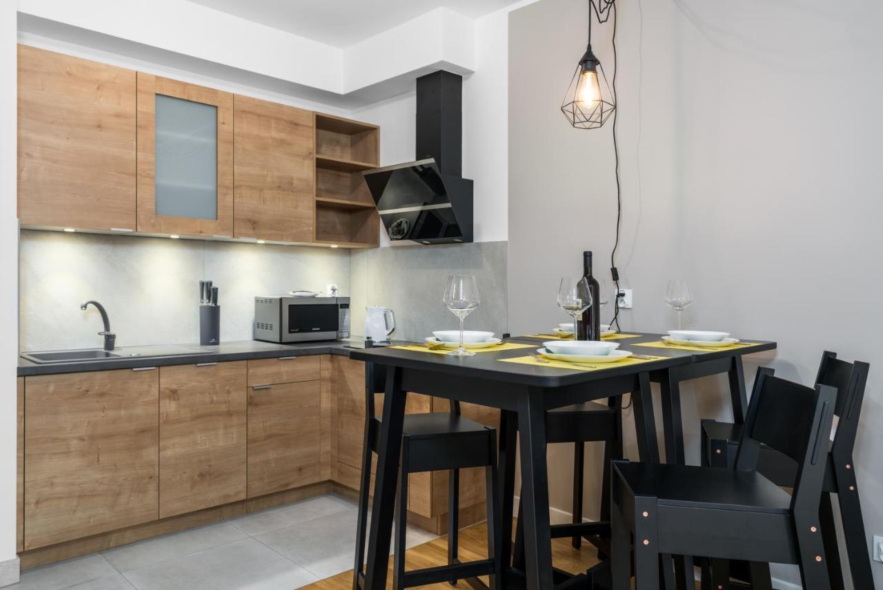 Apartament Black & White Mostowa By Renters Poznan Bagian luar foto