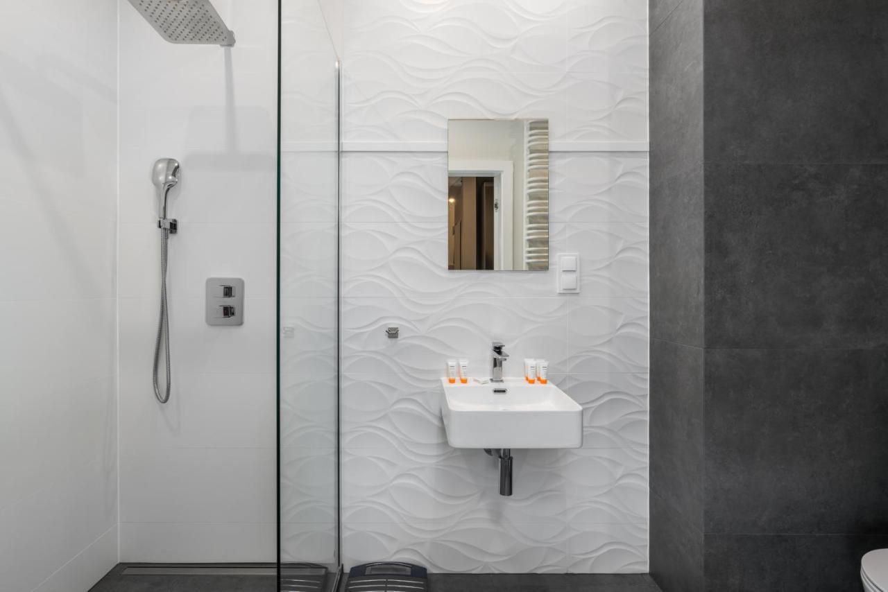 Apartament Black & White Mostowa By Renters Poznan Bagian luar foto