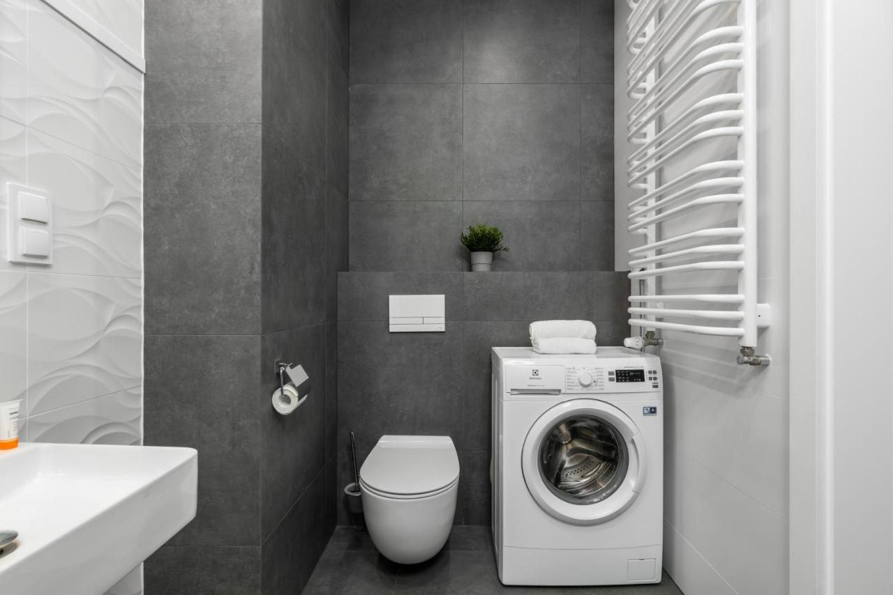 Apartament Black & White Mostowa By Renters Poznan Bagian luar foto