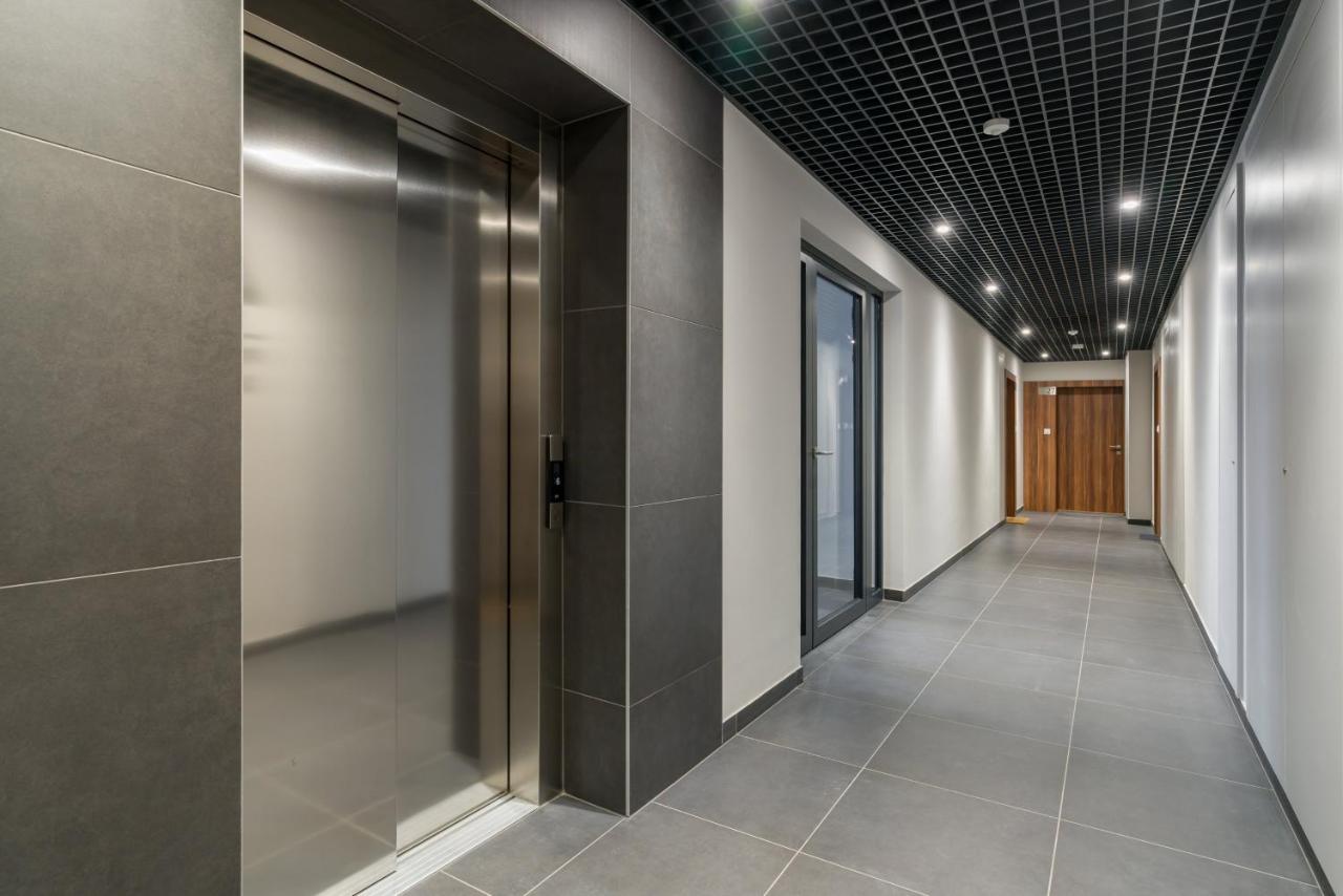 Apartament Black & White Mostowa By Renters Poznan Bagian luar foto